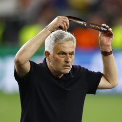 Cuma Menang Juara 2, Jose Mourinho Lempar Medali Liga Eropa