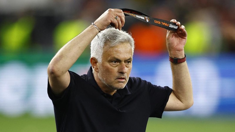 Pelatih AS Roma, Jose Mourinho meninggalkan lapangan usai timnya mengalami kekalahan. (REUTERS/Marton Monus)