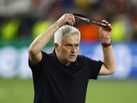 Cuma Menang Juara 2, Jose Mourinho Lempar Medali Liga Eropa