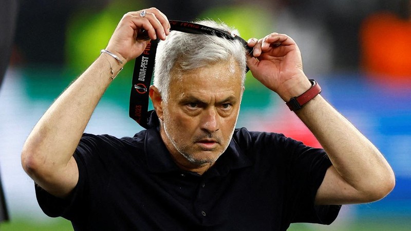 Pelatih AS Roma, Jose Mourinho meninggalkan lapangan usai timnya mengalami kekalahan. (REUTERS/Marton Monus)
