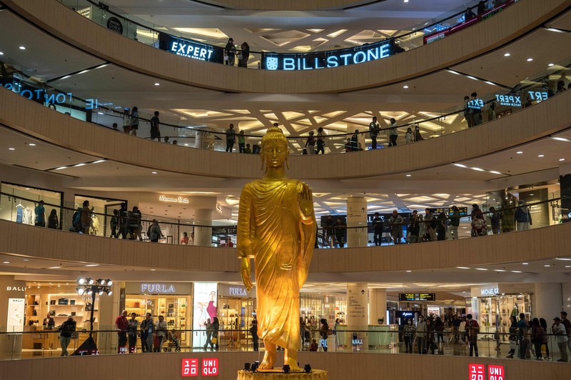 Pengunjung melihat patung Buddha atau Rupang yang berukuran raksasa Tunjungan Plaza Mall, Surabaya, Jawa TImur, Kamis (1/6/2023). Pengunjung melihat patung Buddha atau Rupang yang berukuran raksasa Tunjungan Plaza Mall, Surabaya, Jawa TImur, Kamis (1/6/2023).
(JUNI KRISWANTO/AFP via Getty Images)