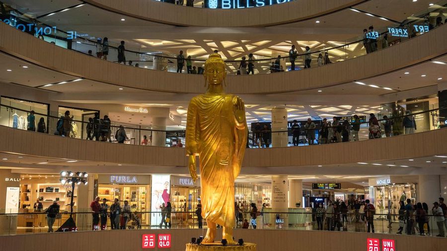 Pengunjung melihat patung Buddha atau Rupang yang berukuran raksasa Tunjungan Plaza Mall, Surabaya, Jawa TImur, Kamis (1/6/2023).
(JUNI KRISWANTO/AFP via Getty Images)