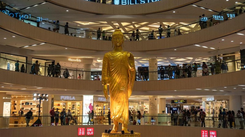 Pengunjung melihat patung Buddha atau Rupang yang berukuran raksasa Tunjungan Plaza Mall, Surabaya, Jawa TImur, Kamis (1/6/2023).
(JUNI KRISWANTO/AFP via Getty Images)