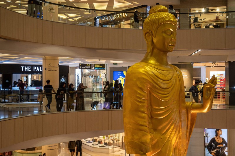Pengunjung melihat patung Buddha atau Rupang yang berukuran raksasa Tunjungan Plaza Mall, Surabaya, Jawa TImur, Kamis (1/6/2023). Pengunjung melihat patung Buddha atau Rupang yang berukuran raksasa Tunjungan Plaza Mall, Surabaya, Jawa TImur, Kamis (1/6/2023).
(JUNI KRISWANTO/AFP via Getty Images)