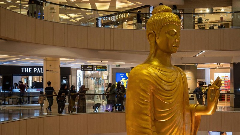 Pengunjung melihat patung Buddha atau Rupang yang berukuran raksasa Tunjungan Plaza Mall, Surabaya, Jawa TImur, Kamis (1/6/2023).
(JUNI KRISWANTO/AFP via Getty Images)