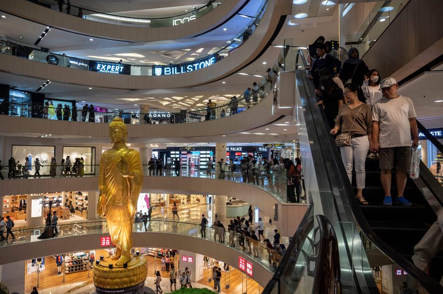 Pengunjung melihat patung Buddha atau Rupang yang berukuran raksasa Tunjungan Plaza Mall, Surabaya, Jawa TImur, Kamis (1/6/2023).