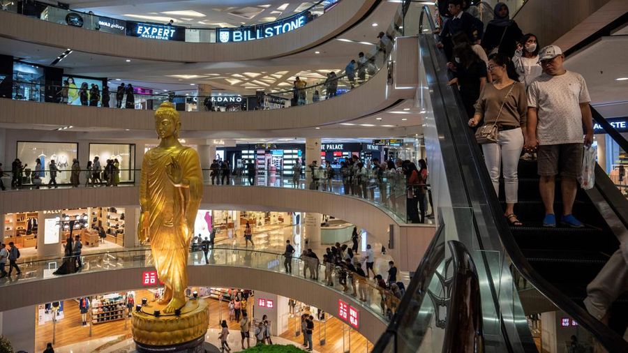 Pengunjung melihat patung Buddha atau Rupang yang berukuran raksasa Tunjungan Plaza Mall, Surabaya, Jawa TImur, Kamis (1/6/2023).
(JUNI KRISWANTO/AFP via Getty Images)