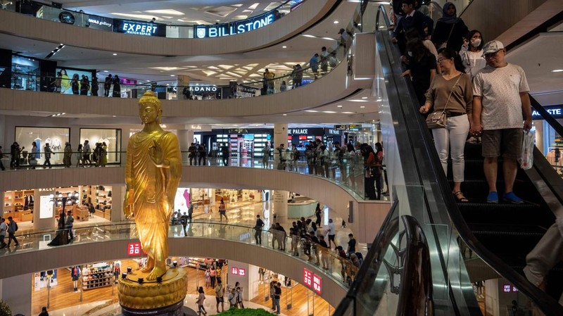 Pengunjung melihat patung Buddha atau Rupang yang berukuran raksasa Tunjungan Plaza Mall, Surabaya, Jawa TImur, Kamis (1/6/2023).
(JUNI KRISWANTO/AFP via Getty Images)