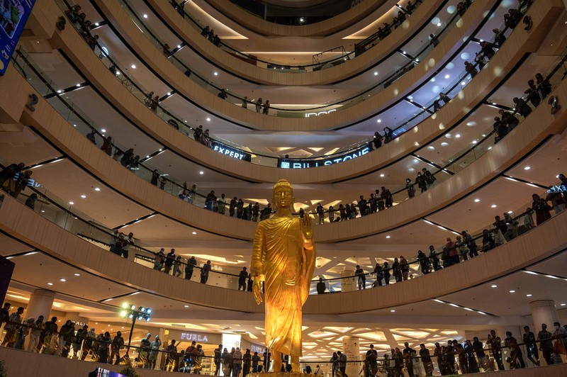 Pengunjung melihat patung Buddha atau Rupang yang berukuran raksasa Tunjungan Plaza Mall, Surabaya, Jawa TImur, Kamis (1/6/2023). Pengunjung melihat patung Buddha atau Rupang yang berukuran raksasa Tunjungan Plaza Mall, Surabaya, Jawa TImur, Kamis (1/6/2023).
(JUNI KRISWANTO/AFP via Getty Images)