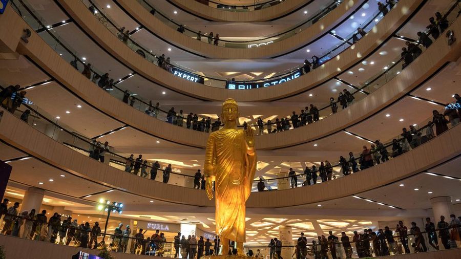 Pengunjung melihat patung Buddha atau Rupang yang berukuran raksasa Tunjungan Plaza Mall, Surabaya, Jawa TImur, Kamis (1/6/2023). (JUNI KRISWANTO/AFP via Getty Images)