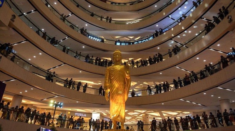 Pengunjung melihat patung Buddha atau Rupang yang berukuran raksasa Tunjungan Plaza Mall, Surabaya, Jawa TImur, Kamis (1/6/2023).
(JUNI KRISWANTO/AFP via Getty Images)