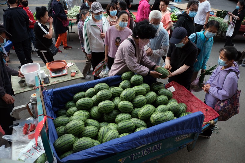 Penjualan buah semangka saat cuaca ekstre di pasar yang terletak di Shenyang, China. (Huang Jinkun/VCG via Getty Images)