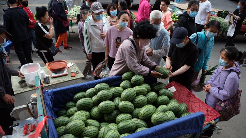 Penjualan buah semangka saat cuaca ekstre di pasar yang terletak di Shenyang, China. (Huang Jinkun/VCG via Getty Images)