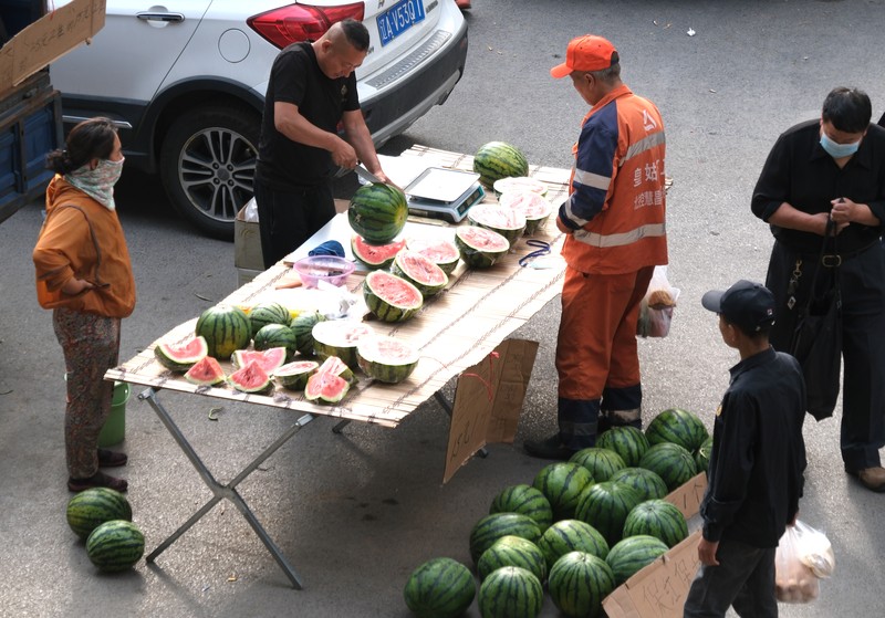 Penjualan buah semangka saat cuaca ekstre di pasar yang terletak di Shenyang, China. (Huang Jinkun/VCG via Getty Images)