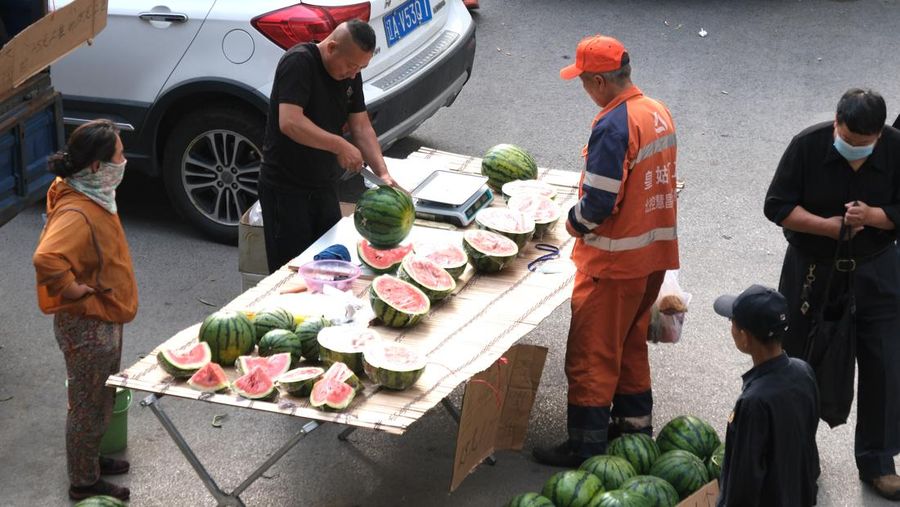 Penjualan buah semangka saat cuaca ekstre di pasar yang terletak di Shenyang, China. (Huang Jinkun/VCG via Getty Images)