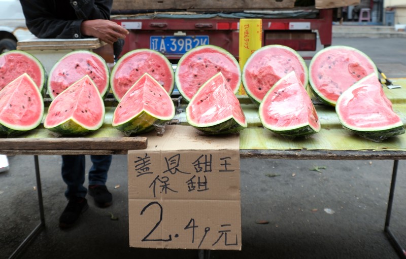 Penjualan buah semangka saat cuaca ekstre di pasar yang terletak di Shenyang, China. (Huang Jinkun/VCG via Getty Images)