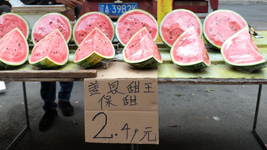 Penjualan buah semangka saat cuaca ekstre di pasar yang terletak di Shenyang, China. (Huang Jinkun/VCG via Getty Images)