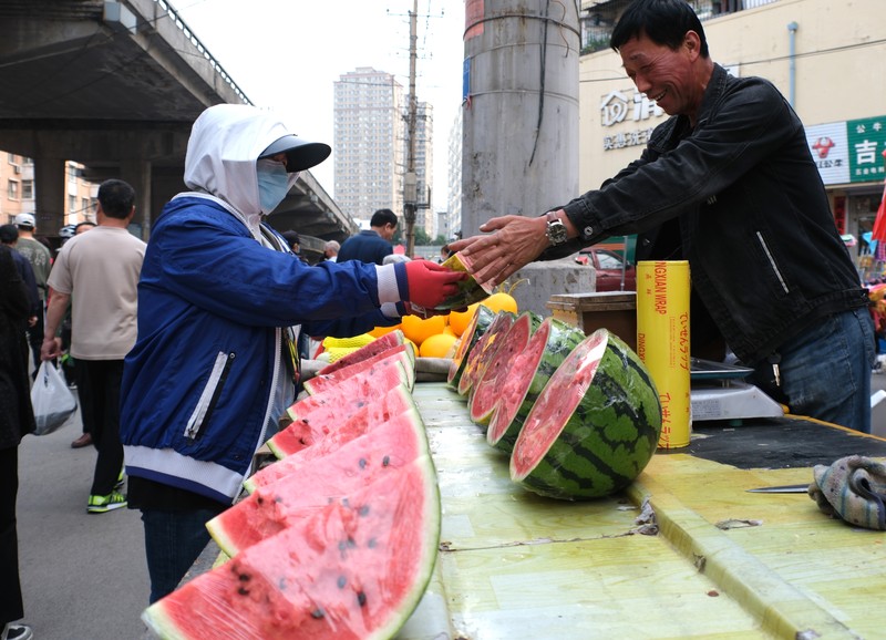 Penjualan buah semangka saat cuaca ekstre di pasar yang terletak di Shenyang, China. (Huang Jinkun/VCG via Getty Images)
