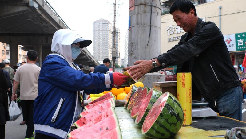 Penjualan buah semangka saat cuaca ekstre di pasar yang terletak di Shenyang, China. (Huang Jinkun/VCG via Getty Images)