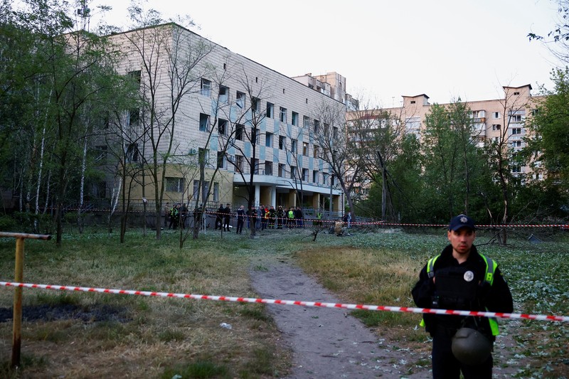 Petugas kepolisian melakukan olah TKP pasca serang udara militer Rusia di distrik Desnyansky, Kyiv Ukraina, Kamis (1/6/2023). (REUTERS/Valentyn Ogirenko) Petugas kepolisian melakukan olah TKP pasca serang udara militer Rusia di Distrik Desnyansky, Kyiv Ukraina, Kamis (1/6/2023). (REUTERS/Valentyn Ogirenko)