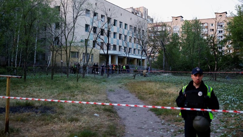 Petugas kepolisian melakukan olah TKP pasca serang udara militer Rusia di Distrik Desnyansky, Kyiv Ukraina, Kamis (1/6/2023). (REUTERS/Valentyn Ogirenko)