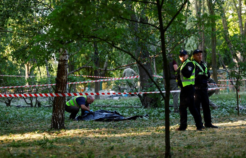 Petugas kepolisian melakukan olah TKP pasca serang udara militer Rusia di distrik Desnyansky, Kyiv Ukraina, Kamis (1/6/2023). (REUTERS/Valentyn Ogirenko) Petugas kepolisian melakukan olah TKP pasca serang udara militer Rusia di Distrik Desnyansky, Kyiv Ukraina, Kamis (1/6/2023). (REUTERS/Valentyn Ogirenko)