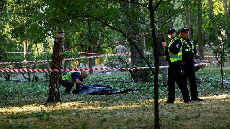 Petugas kepolisian melakukan olah TKP pasca serang udara militer Rusia di Distrik Desnyansky, Kyiv Ukraina, Kamis (1/6/2023). (REUTERS/Valentyn Ogirenko)