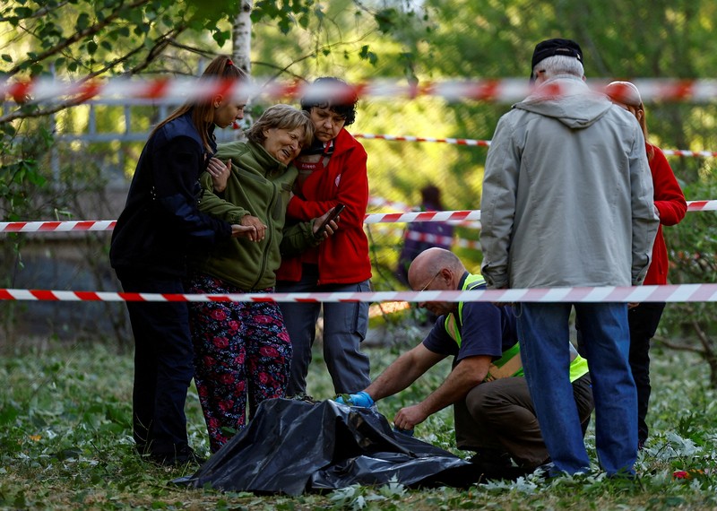 Petugas kepolisian melakukan olah TKP pasca serang udara militer Rusia di distrik Desnyansky, Kyiv Ukraina, Kamis (1/6/2023). (REUTERS/Valentyn Ogirenko) Petugas kepolisian melakukan olah TKP pasca serang udara militer Rusia di Distrik Desnyansky, Kyiv Ukraina, Kamis (1/6/2023). (REUTERS/Valentyn Ogirenko)