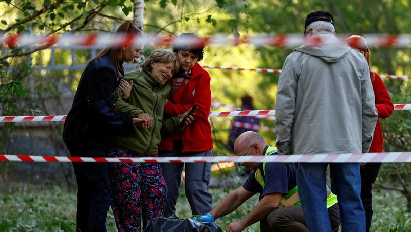 Petugas kepolisian melakukan olah TKP pasca serang udara militer Rusia di Distrik Desnyansky, Kyiv Ukraina, Kamis (1/6/2023). (REUTERS/Valentyn Ogirenko)
