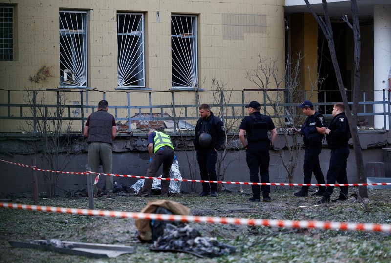Petugas kepolisian melakukan olah TKP pasca serang udara militer Rusia di Distrik Desnyansky, Kyiv Ukraina, Kamis (1/6/2023). (REUTERS/Valentyn Ogirenko)