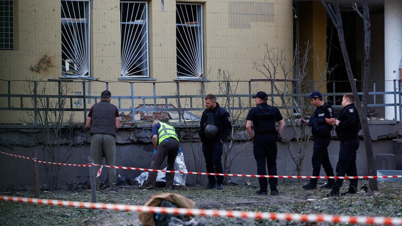 Petugas kepolisian melakukan olah TKP pasca serang udara militer Rusia di Distrik Desnyansky, Kyiv Ukraina, Kamis (1/6/2023). (REUTERS/Valentyn Ogirenko)