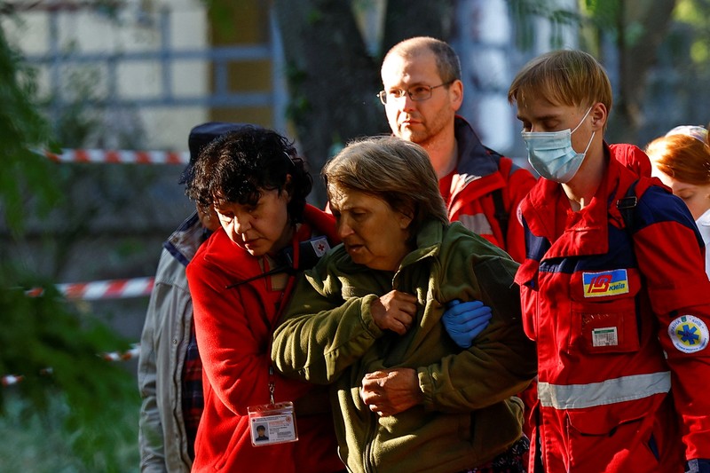 Petugas kepolisian melakukan olah TKP pasca serang udara militer Rusia di Distrik Desnyansky, Kyiv Ukraina, Kamis (1/6/2023). (REUTERS/Valentyn Ogirenko)