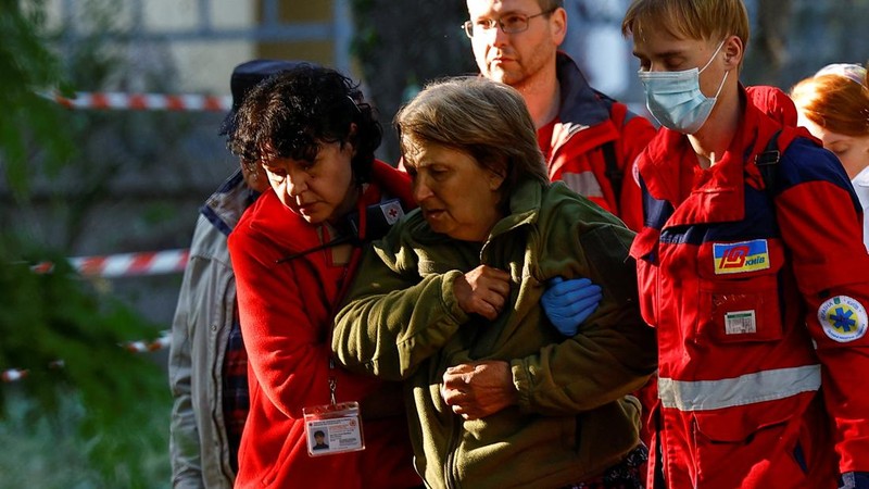 Petugas kepolisian melakukan olah TKP pasca serang udara militer Rusia di Distrik Desnyansky, Kyiv Ukraina, Kamis (1/6/2023). (REUTERS/Valentyn Ogirenko)