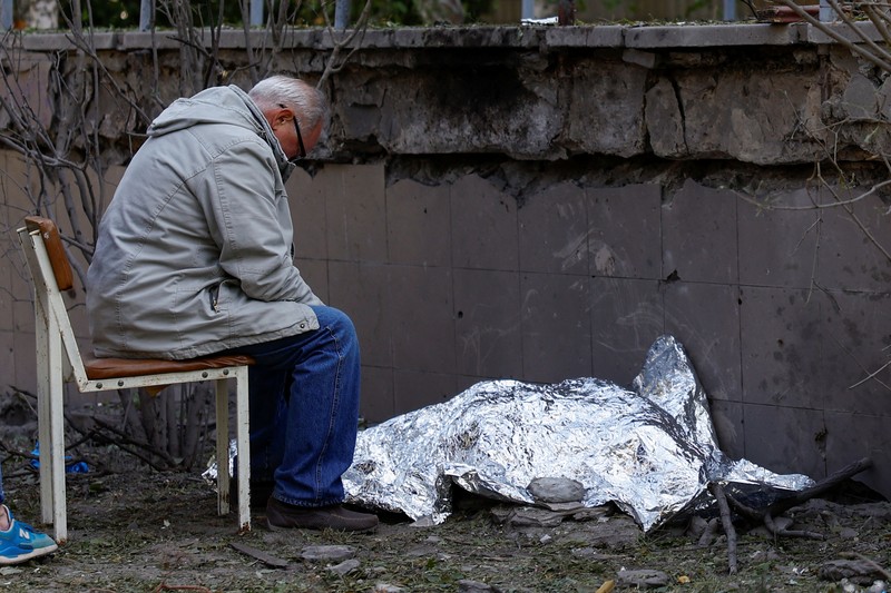 Petugas kepolisian melakukan olah TKP pasca serang udara militer Rusia di Distrik Desnyansky, Kyiv Ukraina, Kamis (1/6/2023). (REUTERS/Valentyn Ogirenko)