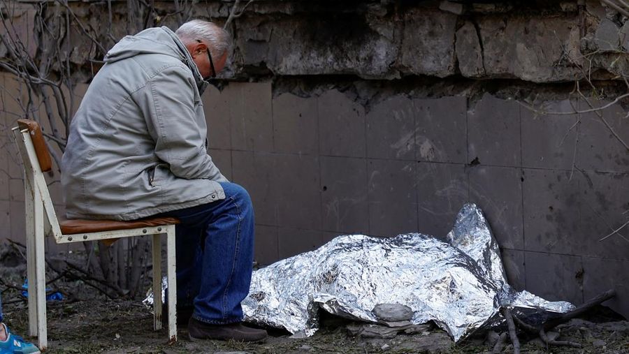 Petugas kepolisian melakukan olah TKP pasca serang udara militer Rusia di Distrik Desnyansky, Kyiv Ukraina, Kamis (1/6/2023). (REUTERS/Valentyn Ogirenko)