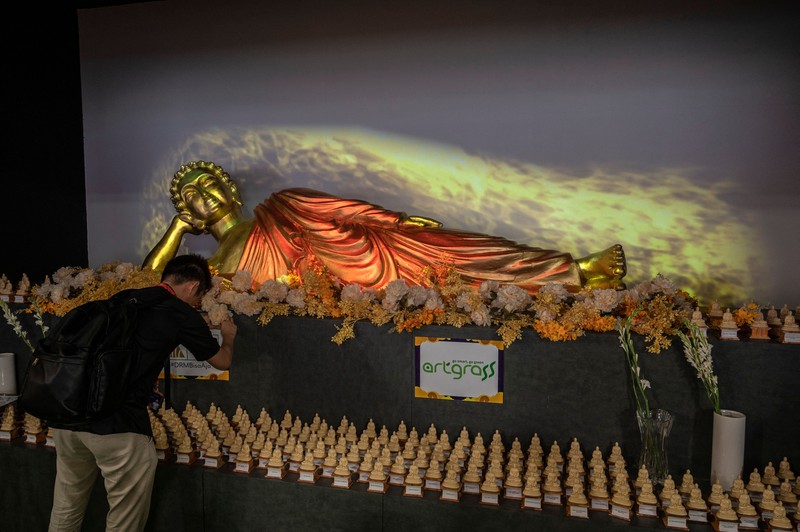 Pengunjung melihat patung Buddha atau Rupang yang berukuran raksasa Tunjungan Plaza Mall, Surabaya, Jawa TImur, Kamis (1/6/2023). Pengunjung melihat patung Buddha atau Rupang yang berukuran raksasa Tunjungan Plaza Mall, Surabaya, Jawa TImur, Kamis (1/6/2023).
(JUNI KRISWANTO/AFP via Getty Images)