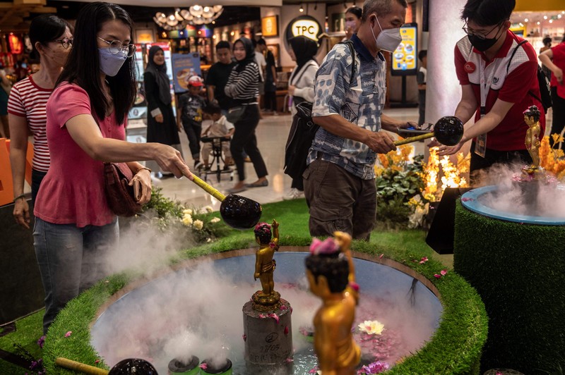 Pengunjung melihat patung Buddha atau Rupang yang berukuran raksasa Tunjungan Plaza Mall, Surabaya, Jawa TImur, Kamis (1/6/2023). Pengunjung melihat patung Buddha atau Rupang yang berukuran raksasa Tunjungan Plaza Mall, Surabaya, Jawa TImur, Kamis (1/6/2023).
(JUNI KRISWANTO/AFP via Getty Images)