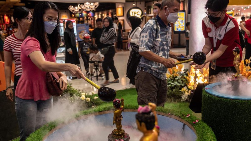 Pengunjung melihat patung Buddha atau Rupang yang berukuran raksasa Tunjungan Plaza Mall, Surabaya, Jawa TImur, Kamis (1/6/2023).
(JUNI KRISWANTO/AFP via Getty Images)