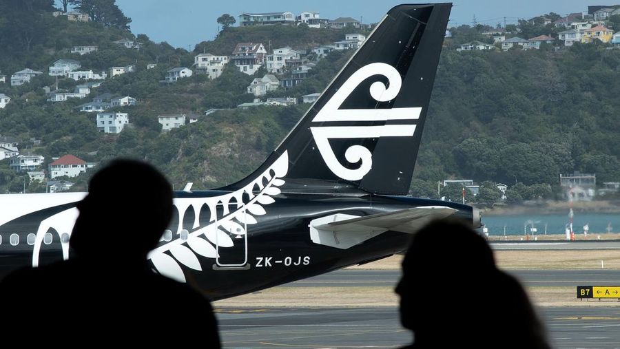 Sebuah pesawat Air New Zealand menunggu penumpang di bandara Internasional Wellington. (Photo by MARTY MELVILLE/AFP via Getty Images)