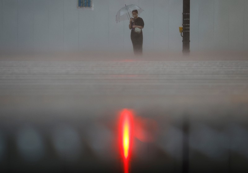 ASIA-WEATHER/JAPAN Pedestrians holding umbrellas make their way in the heavy rain in Tokyo, Japan, June 2, 2023. REUTERS/Kim Kyung-Hoon