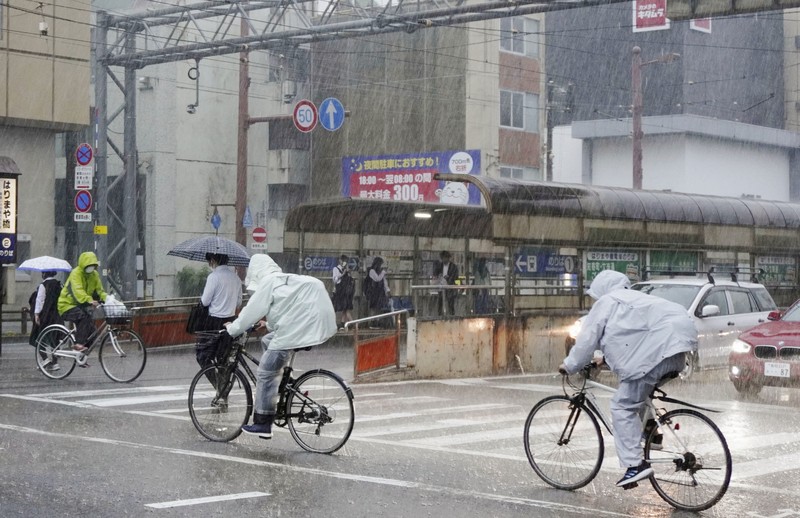 ASIA-WEATHER/JAPAN Pedestrians holding umbrellas make their way in the heavy rain in Tokyo, Japan, June 2, 2023. REUTERS/Kim Kyung-Hoon
