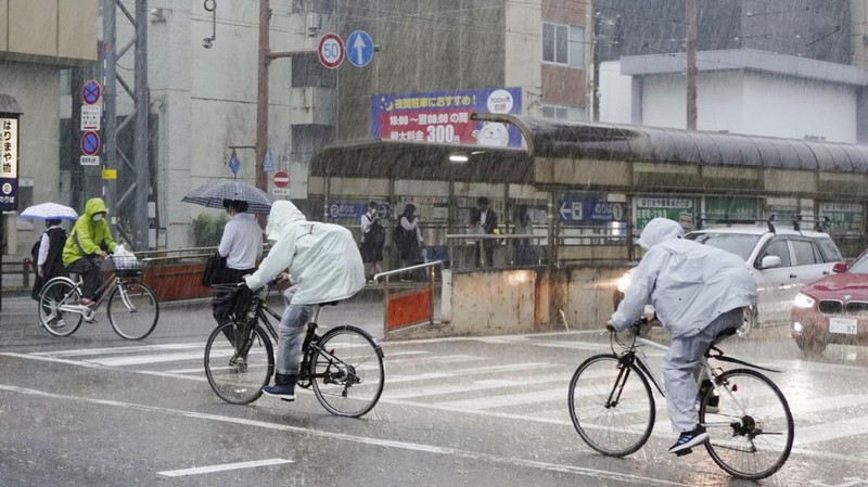 Pedestrians holding umbrellas make their way in the heavy rain in Tokyo, Japan, June 2, 2023. REUTERS/Kim Kyung-Hoon