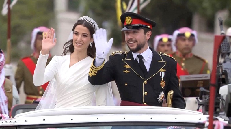 JORDAN-ROYALS/WEDDING Jordan's Crown Prince Hussein and Rajwa Al Saif cut the cake on the day of their royal wedding, in Amman, Jordan, June 1, 2023. Royal Hashemite Court (RHC)/Handout via REUTERS ATTENTION EDITORS - THIS IMAGE WAS PROVIDED BY A THIRD PARTY.
