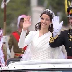 Ada Pesan Rahasia di Mahkota Pernikahan Istri Pangeran Jordan