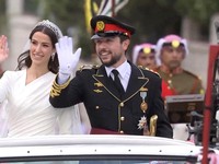 Ada Pesan Rahasia di Mahkota Pernikahan Istri Pangeran Jordan