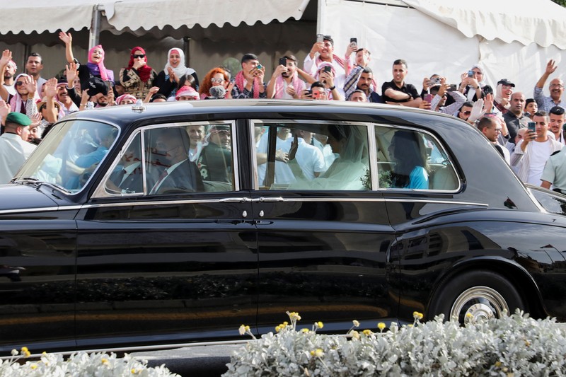 JORDAN-ROYALS/WEDDING Jordan's Crown Prince Hussein and Rajwa Al Saif cut the cake on the day of their royal wedding, in Amman, Jordan, June 1, 2023. Royal Hashemite Court (RHC)/Handout via REUTERS ATTENTION EDITORS - THIS IMAGE WAS PROVIDED BY A THIRD PARTY.