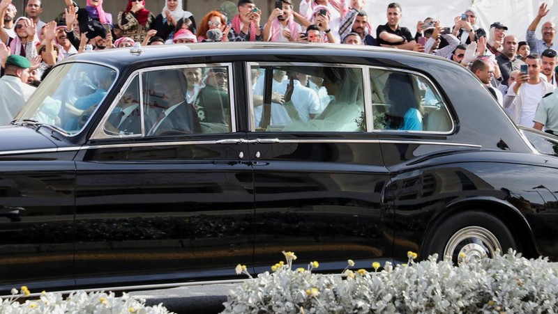 Jordan's Crown Prince Hussein and Rajwa Al Saif cut the cake on the day of their royal wedding, in Amman, Jordan, June 1, 2023. Royal Hashemite Court (RHC)/Handout via REUTERS ATTENTION EDITORS - THIS IMAGE WAS PROVIDED BY A THIRD PARTY.