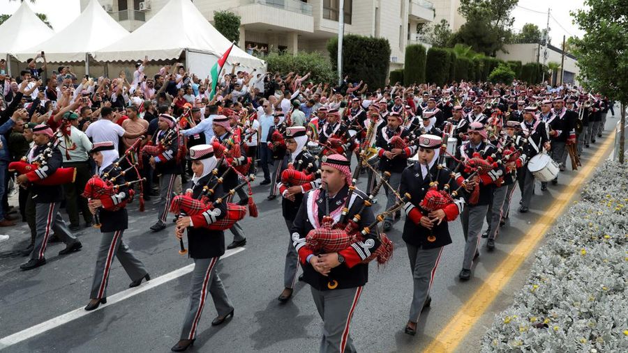 Jordan's Crown Prince Hussein and Rajwa Al Saif cut the cake on the day of their royal wedding, in Amman, Jordan, June 1, 2023. Royal Hashemite Court (RHC)/Handout via REUTERS ATTENTION EDITORS - THIS IMAGE WAS PROVIDED BY A THIRD PARTY.