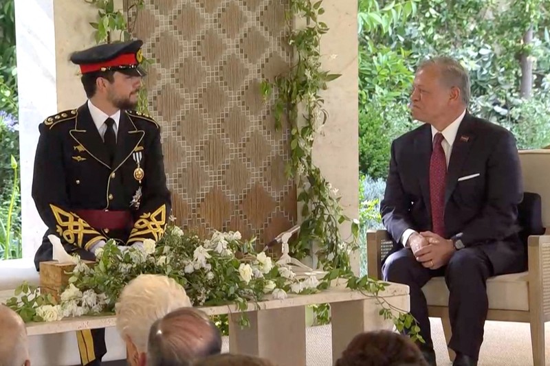 Jordan's Crown Prince Hussein and Rajwa Al Saif cut the cake on the day of their royal wedding, in Amman, Jordan, June 1, 2023. Royal Hashemite Court (RHC)/Handout via REUTERS ATTENTION EDITORS - THIS IMAGE WAS PROVIDED BY A THIRD PARTY.
