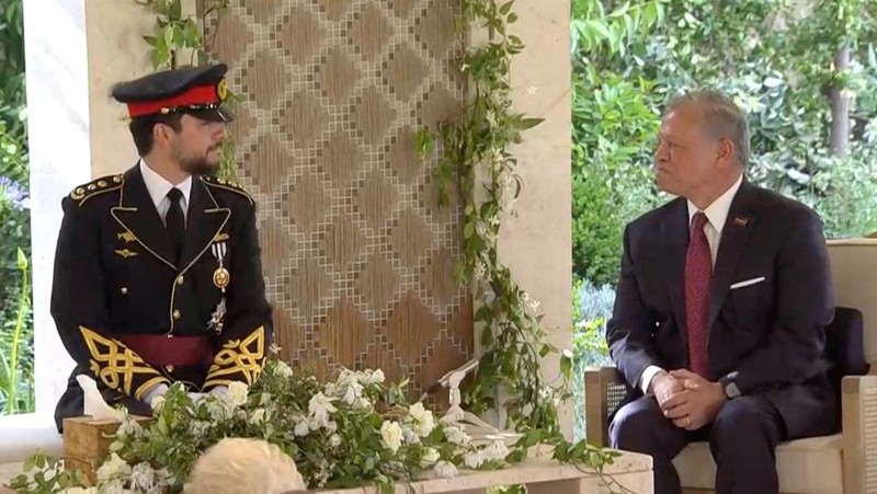 Jordan's Crown Prince Hussein and Rajwa Al Saif cut the cake on the day of their royal wedding, in Amman, Jordan, June 1, 2023. Royal Hashemite Court (RHC)/Handout via REUTERS ATTENTION EDITORS - THIS IMAGE WAS PROVIDED BY A THIRD PARTY.